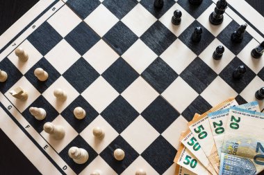 Satranç tahtasının üst görünümü oyunu başlatmaya ve merkeze kazık atmaya hazır