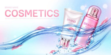 Kozmetik şişeleri yapraklarla suda yüzüyor.