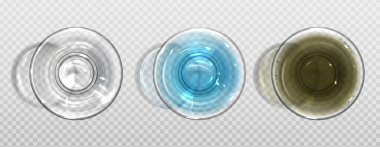 Boş ve saf ve kirli su bardaklarıyla dolu.