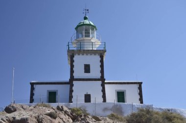 Akrotiri Deniz Feneri Santorini Yunanistan 'da, güneşli gün, mavi gökyüzü