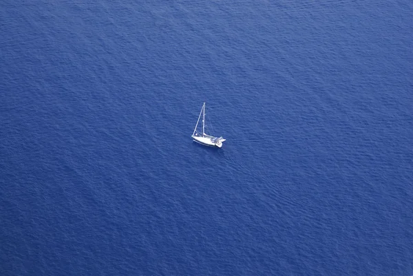 Saf mavi Akdeniz karşı beyaz yelkenli tekne