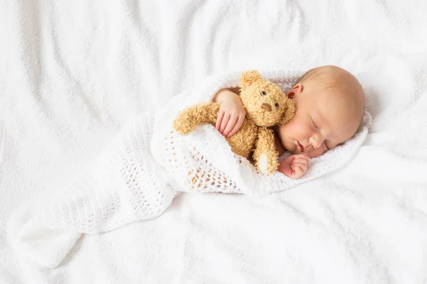Yeni doğan bebek oyuncak ayı ile — Stok fotoğraf