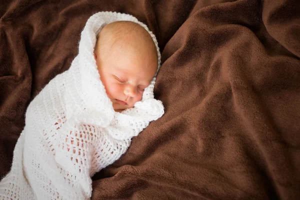 Bebê recém-nascido dormindo em cobertor branco — Fotografia de Stock