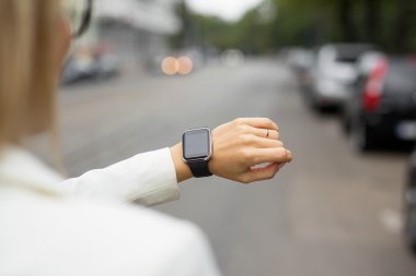 Bayanlar bilek üzerinde akıllı izle