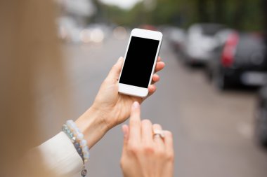 sokakta akıllı telefon kullanan kadın 