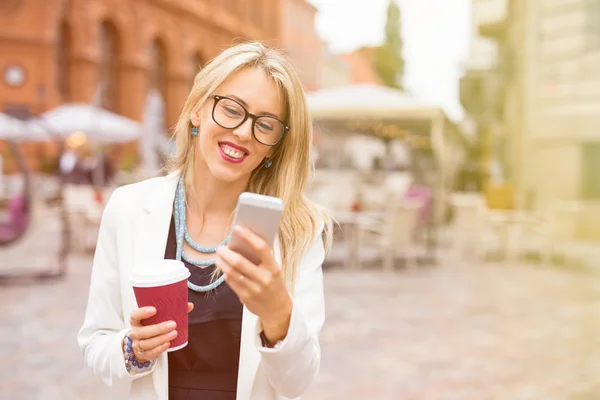 Mujer charlando y tomando café — Foto de Stock