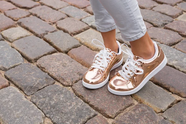 Vrouw met stijlvolle schoenen in de stad — Stockfoto