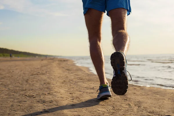 Mannen som springer på stranden — Stockfoto