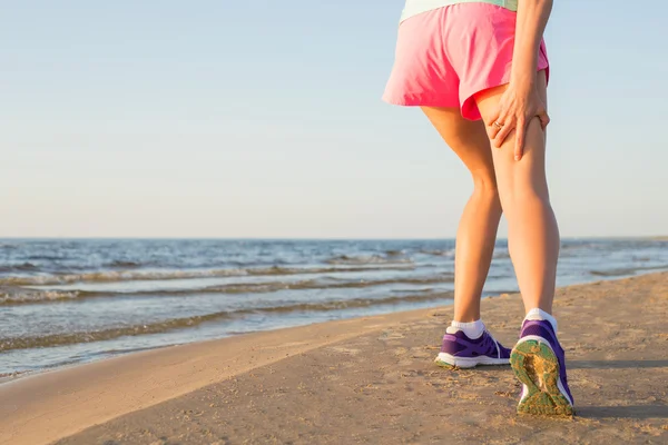 引っ張られた膝腱と女性ランナー — ストック写真