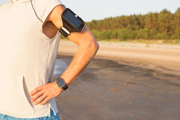 Man using music player while working out — Stock Photo, Image