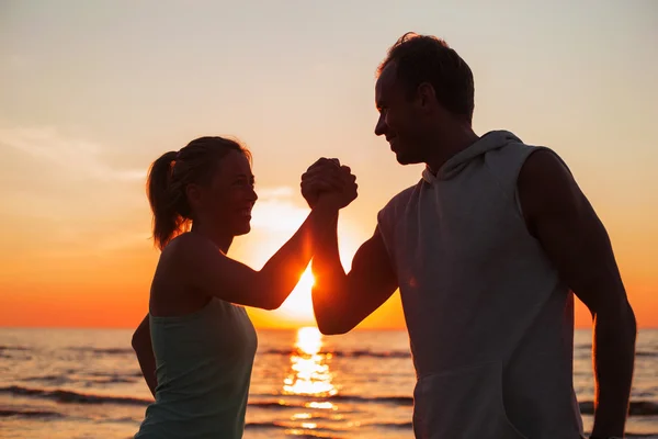 Fittes Paar beim Händeschütteln — Stockfoto