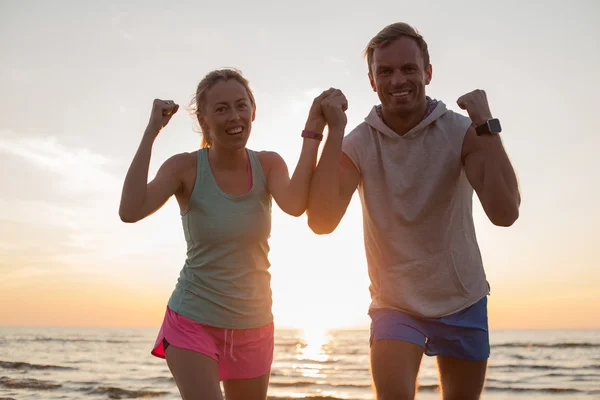 Casal feliz após o treino na praia — Fotografia de Stock