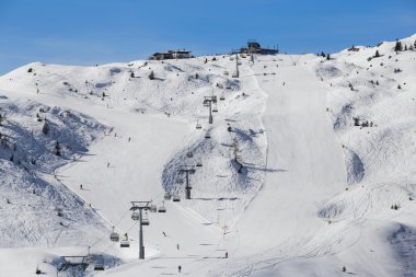 Kayak parkurlarının ve Kayak yerde asansörleri 