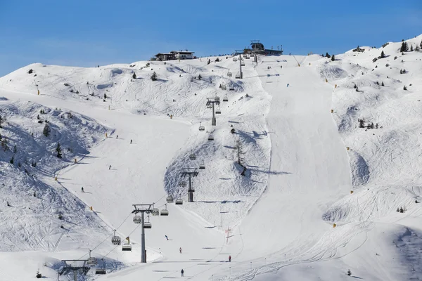 Ski slopes and lifts in skiing place — Stockfoto