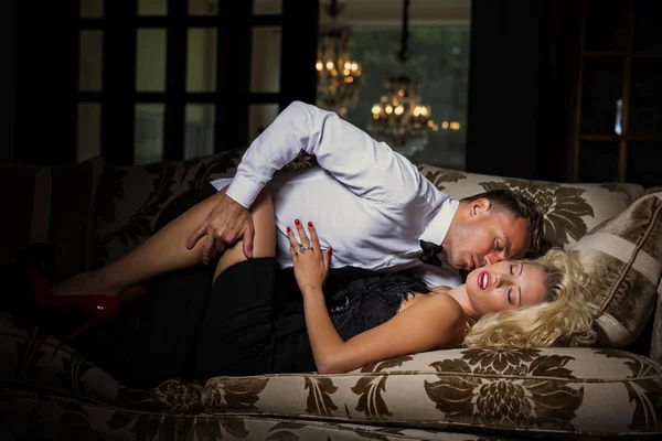 花式的夫妻在沙发上有一个亲密的时刻 — 图库照片