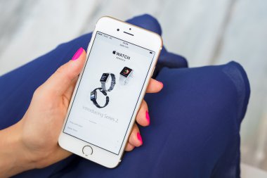 Riga, Letonya - 8 Eylül 2016: Apple Watch resmi giriş sayfası'nda smartphone.