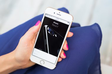 Riga, Letonya - 8 Eylül 2016: İphone 7 resmi sitesi. 7 artı vardır tasarlanmış, gelişmiş ve Apple Inc tarafından pazarlanan akıllı telefonlar iphone 7 ve iphone.