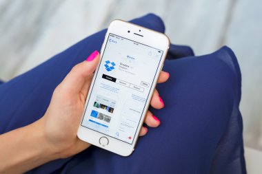 Riga, Letonya - 8 Eylül 2016: Dropbox uygulaması App Store üzerinde.