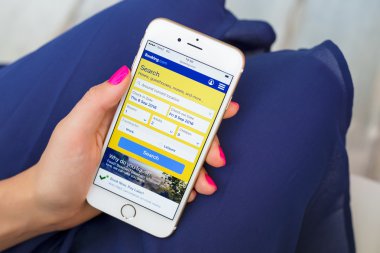 Riga, Letonya - 8 Eylül 2016: Booking.com Web sitesinde smartphone.