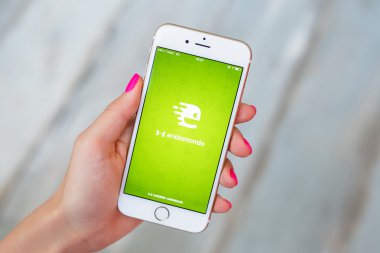 Riga, Letonya - 8 Eylül 2016: Endomondo sıçramak perde smartphone üstünde.