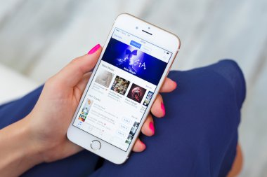 Riga, Letonya - 8 Eylül 2016: itunes media player, ortam kitaplığı, online radyo programcısı ve Apple Inc tarafından geliştirilen mobil aygıt yönetim kullanma.