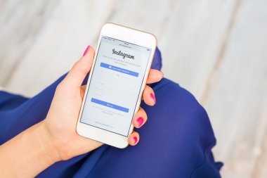 Riga, Letonya - 8 Eylül 2016: Instagram Web sitesinde smartphone.