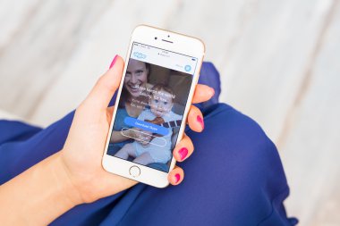 Riga, Letonya - 8 Eylül 2016: Skype Web sitesinde smartphone.