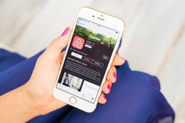 Riga, Letonya - 8 Eylül 2016: Airbnb uygulaması App Store üzerinde.
