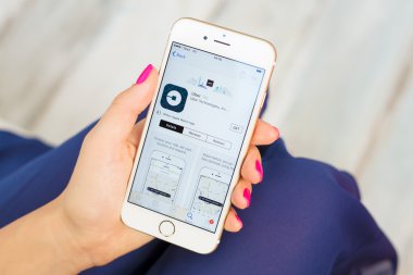 Riga, Letonya - 8 Eylül 2016: Uber uygulaması App Store üzerinde.
