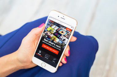 Riga, Letonya - 8 Eylül 2016: Netflix giriş sayfasında smartphone.