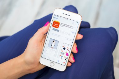 Riga, Letonya - 8 Eylül 2016: Aliexpress.com çoğunlukla küçük Çinli işletmelerin uluslararası online alıcılar için ürünler sunan yapılmış bir online satış hizmetidir.