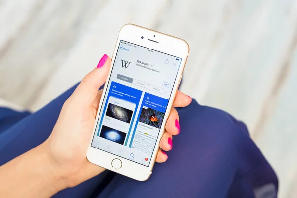 Ryga, Łotwa - 8 września 2016: Wikipedia aplikacji na App Store. — Zdjęcie stockowe