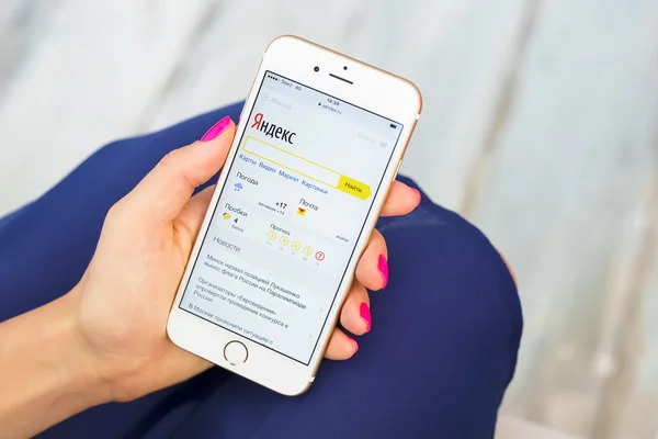 Riga, Lotyšsko - 8. září 2016: Yandex webové stránky na smartphone. Yandex je největší vyhledávač v Rusku. — Stock fotografie