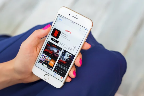 Riga, Letland - 8 September 2016: Netflix app op App opslag. — Stockfoto