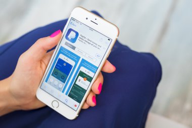 Riga, Letonya - 8 Eylül 2016: Paypal uygulaması App Store üzerinde. PayPal bir dünya çapında online ödeme sistemi çalışır.