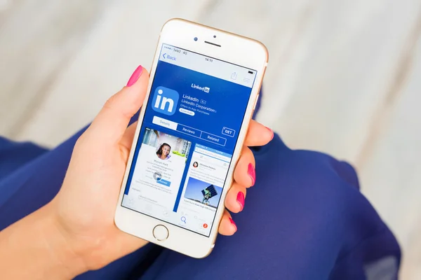 Riga, Lettland - 8. September 2016: linkedin app on app store. linkedin ist ein unternehmens- und beschäftigungsorientierter sozialer Netzwerkdienst. — Stockfoto