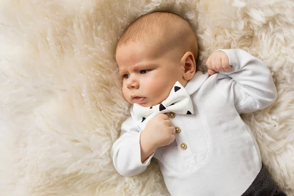 Baby jongetje gekleed in pak met bowtie — Stockfoto