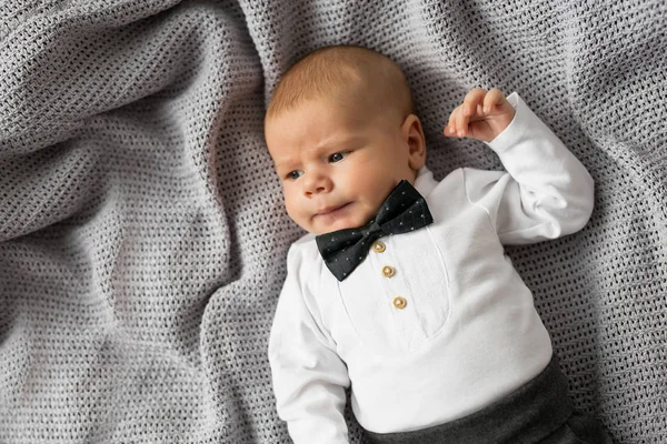 Bebé pequeno com gravata — Fotografia de Stock