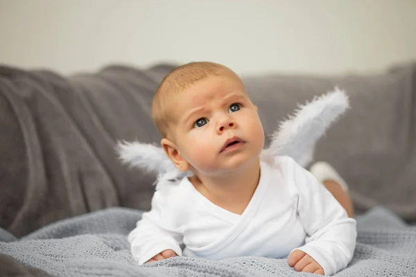 Младенец в костюме ангела — стоковое фото