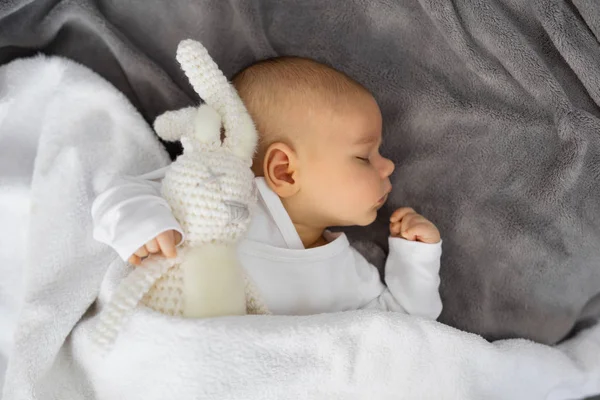 Ребенок спит с мягкой игрушкой — стоковое фото