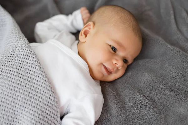 Lilla baby pojke ssmiling — Stockfoto