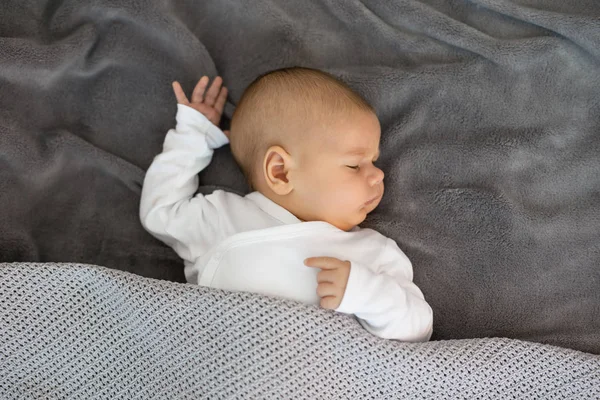 Bebê dormindo de costas — Fotografia de Stock