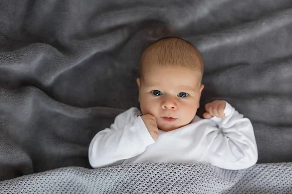 A hátán fekvő kis baby boy — Stock Fotó