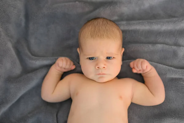 Bebê mostrando seus músculos — Fotografia de Stock