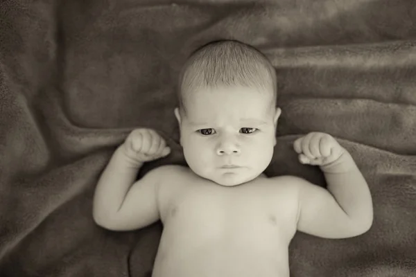 Foto em preto e branco do bebê mostrando seus músculos — Fotografia de Stock