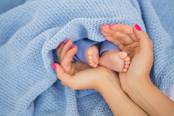 Mãe segurando bebês minúsculos pés — Fotografia de Stock