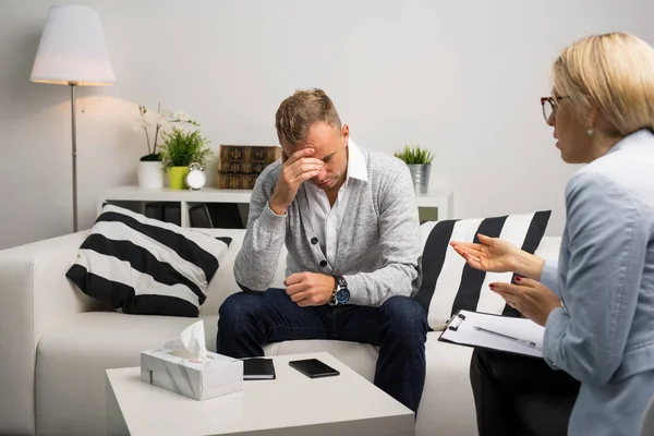 Man van de bezoekende artsenbureau voor therapie — Stockfoto