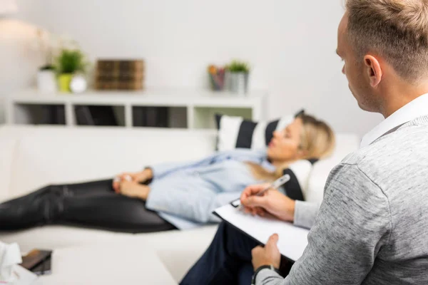 Mujer acostada en el sofá en el consultorio médico —  Fotos de Stock