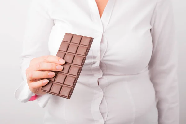 Tlustá žena jíst čokoládu — Stock fotografie