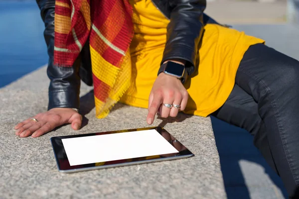 Persona que usa tableta de pantalla en blanco — Foto de Stock